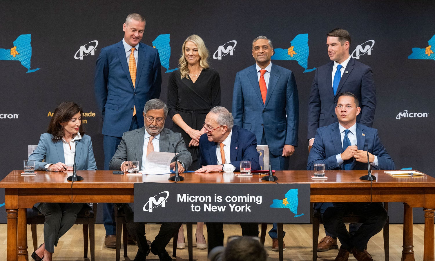 Photo 01 from the New York signing event