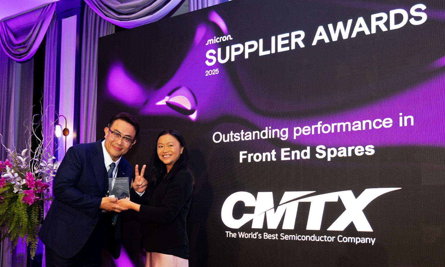 Thy Tran presenting the Outstanding Performance Award to Sung Hoon Park